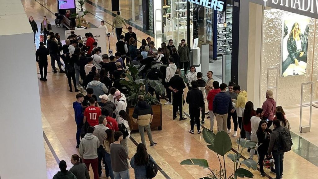 Fila de personas esperando para escanear su iris con WorldCoin